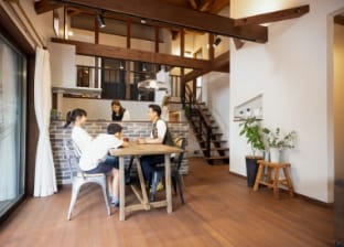 家族の距離が近く広いリビング