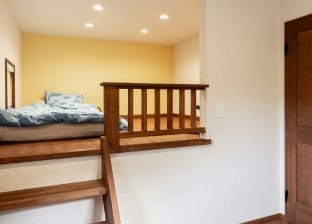 段差を付けた遊び心ある子供部屋