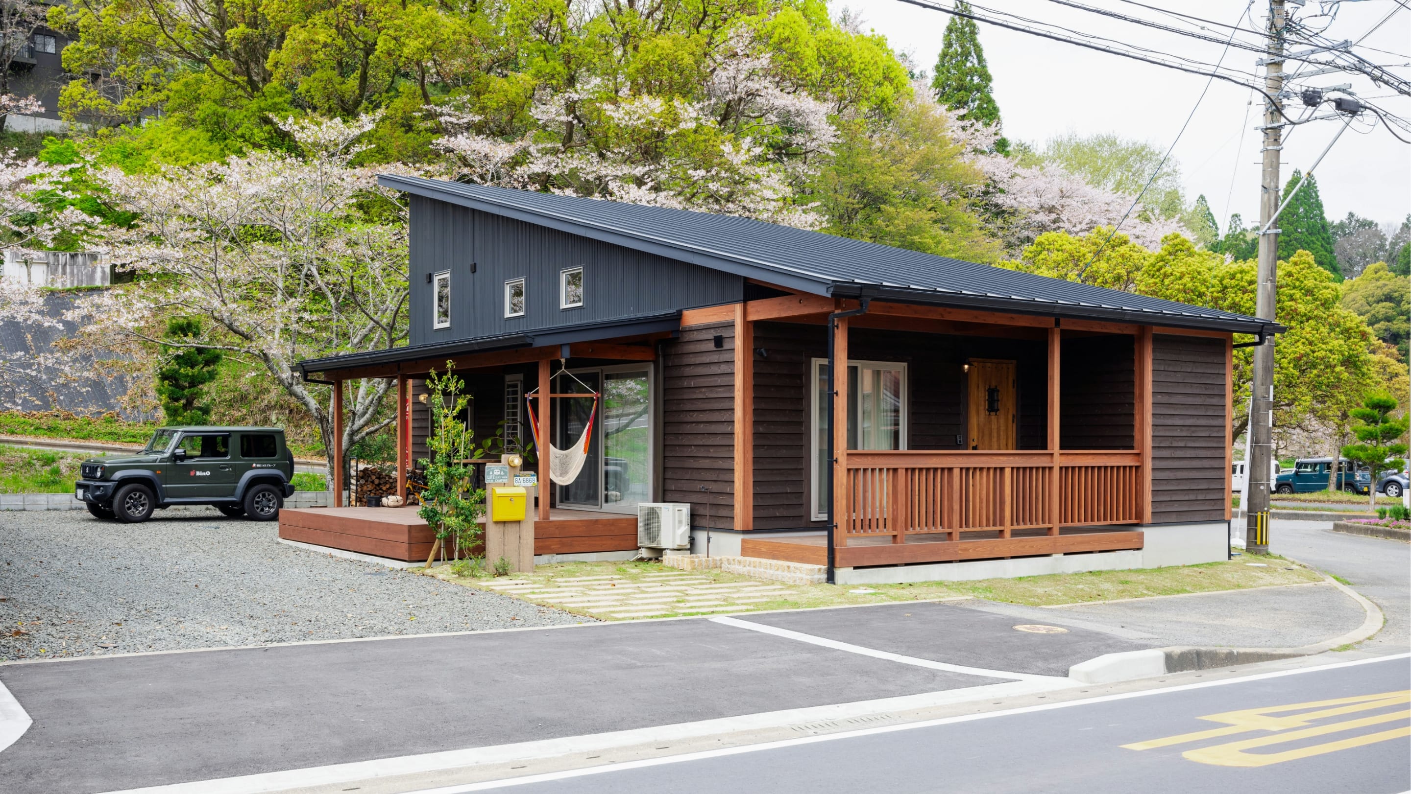 片流れ屋根と広いウッドデッキ