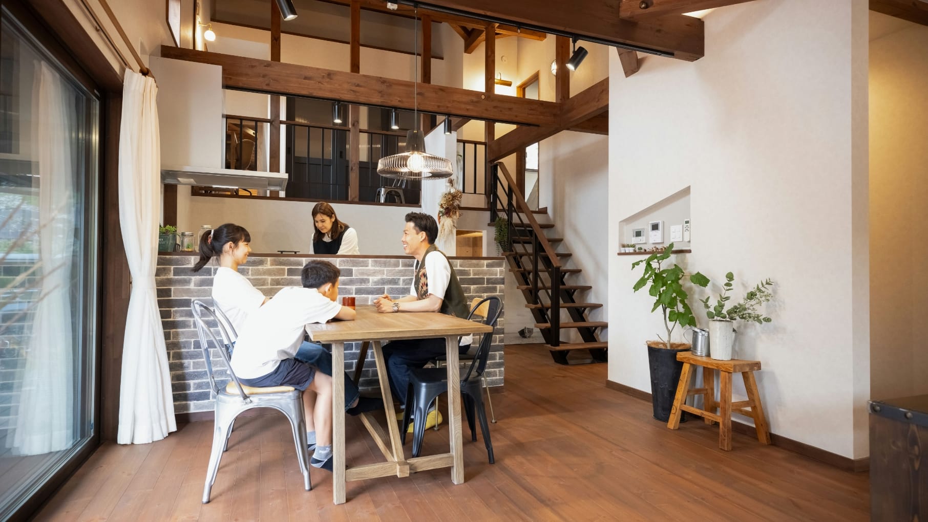 家族の距離が近く広いリビング