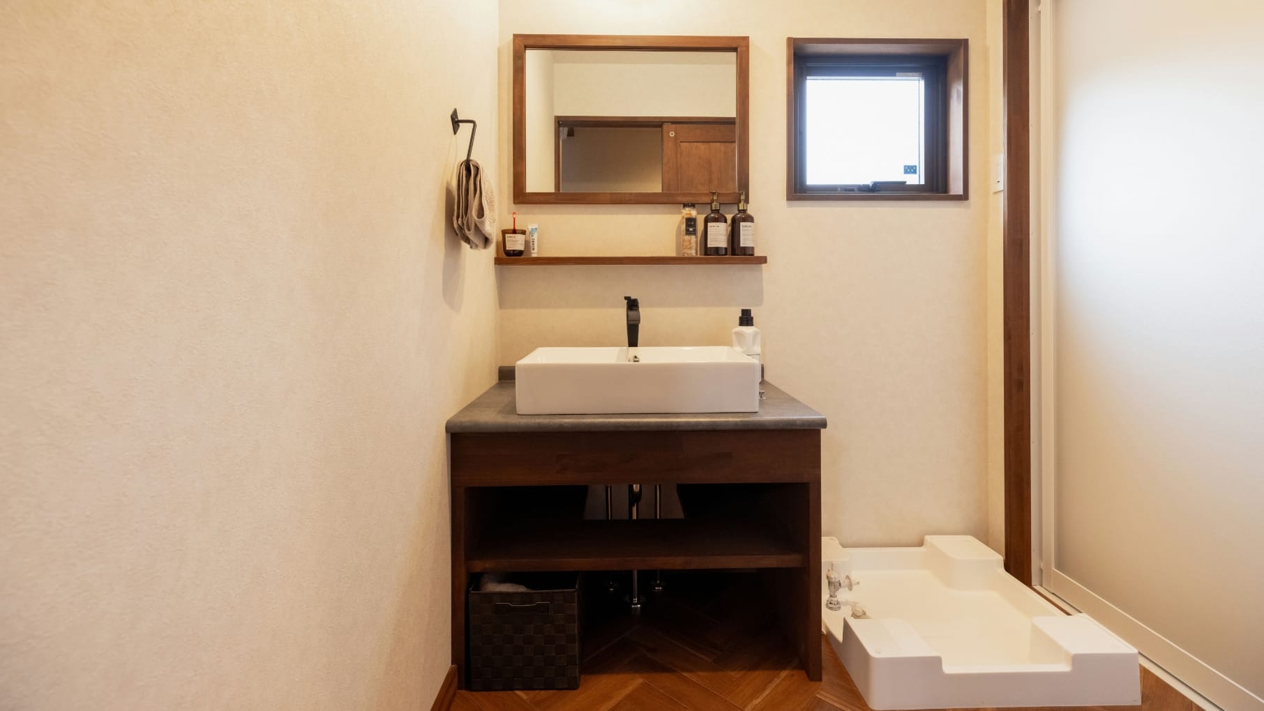 造作ならではの味がある洗面化粧台